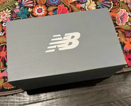 NB Shoe Packaging Box with Colour Print Handling