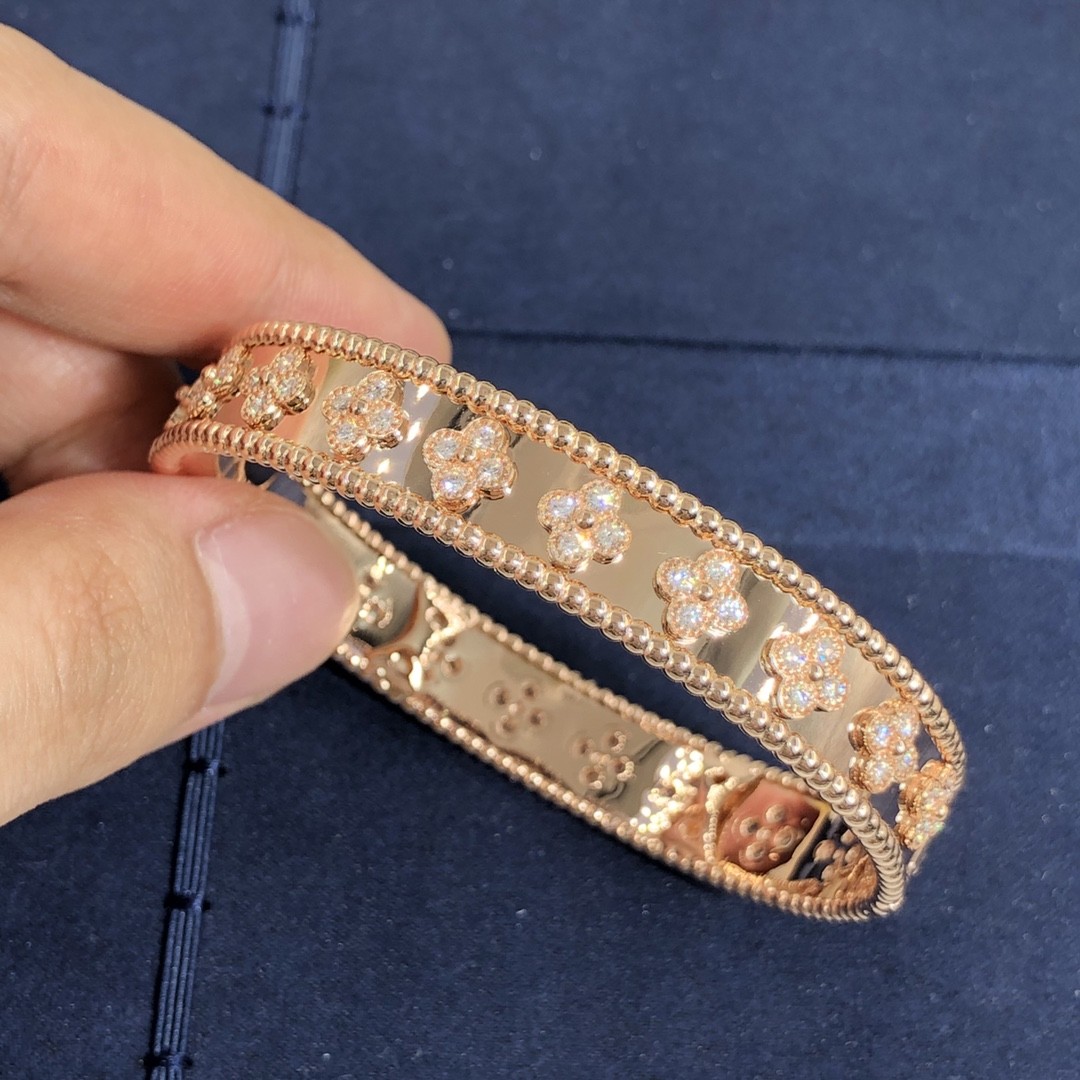 Customization Gorgeous 18k Gold Van Cleef & Arpels PerléE Clovers Bracelet Small Model