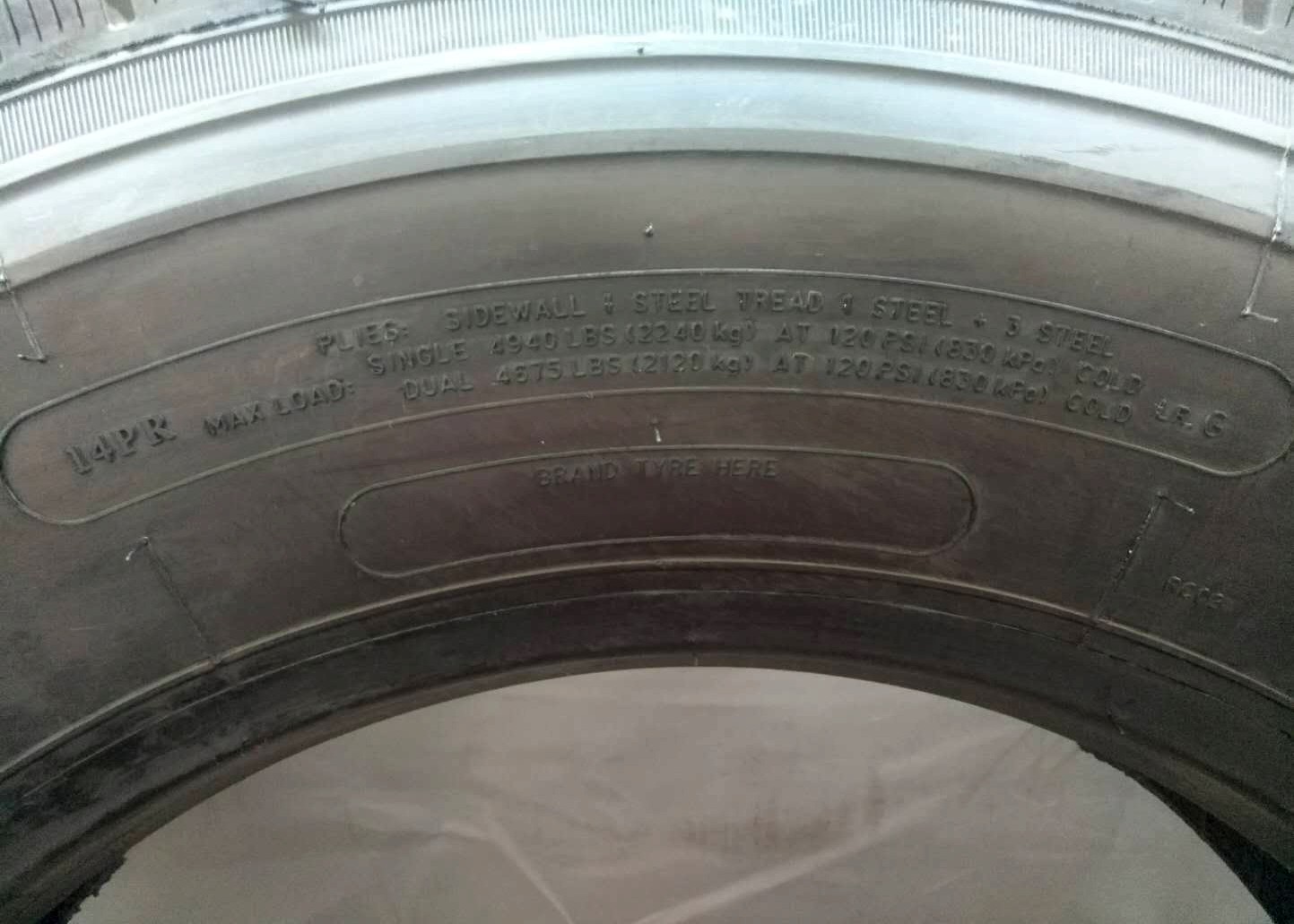 Anti Sideslip Travel Coach Tires 9R22.5 Multitudinous Vertical Tiny Grooves