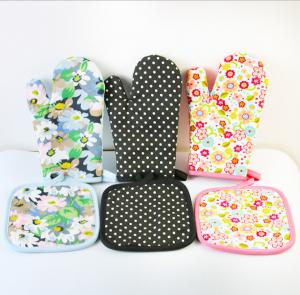 China OEM Printed Oven Gloves , Cute Oven Mitts Various Colors Slip Resistant on sale