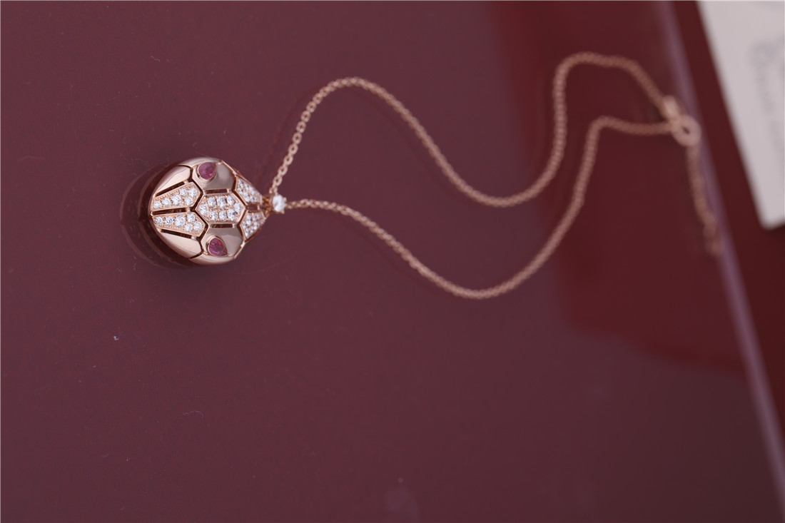 Roman Serpenti necklace in 18 kt rose gold set with rubellite eyes and with pavé diamonds on the head