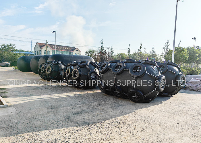Black Marine Pneumatic Rubber Fender ISO17357 Certified 80Kpa