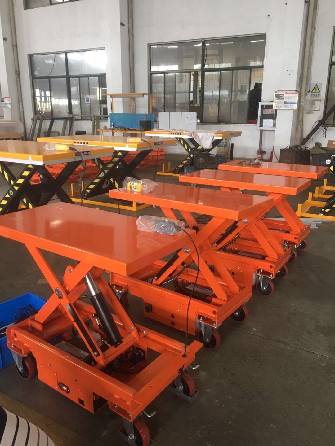 500kg 1102lbs Mobile Lift Tables Hydraulic Manual Mobile Single Scissor Lift Table Trolley