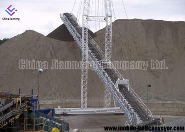 Oil Resistant Mobile Conveyor System , Long Distance Transmission Portable