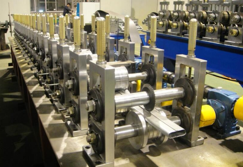 Main rolling forming machine of the oval tube 