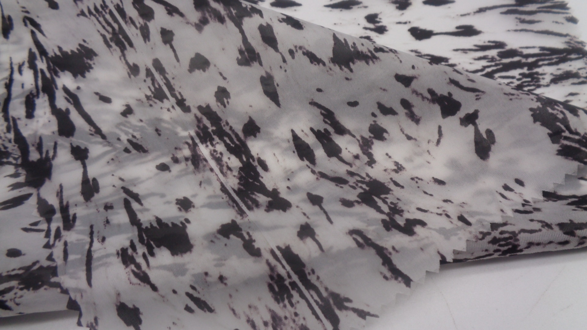 Outdoor 100% Nylon Jacket Fabric Printed 130Gsm Windproof 150Cm