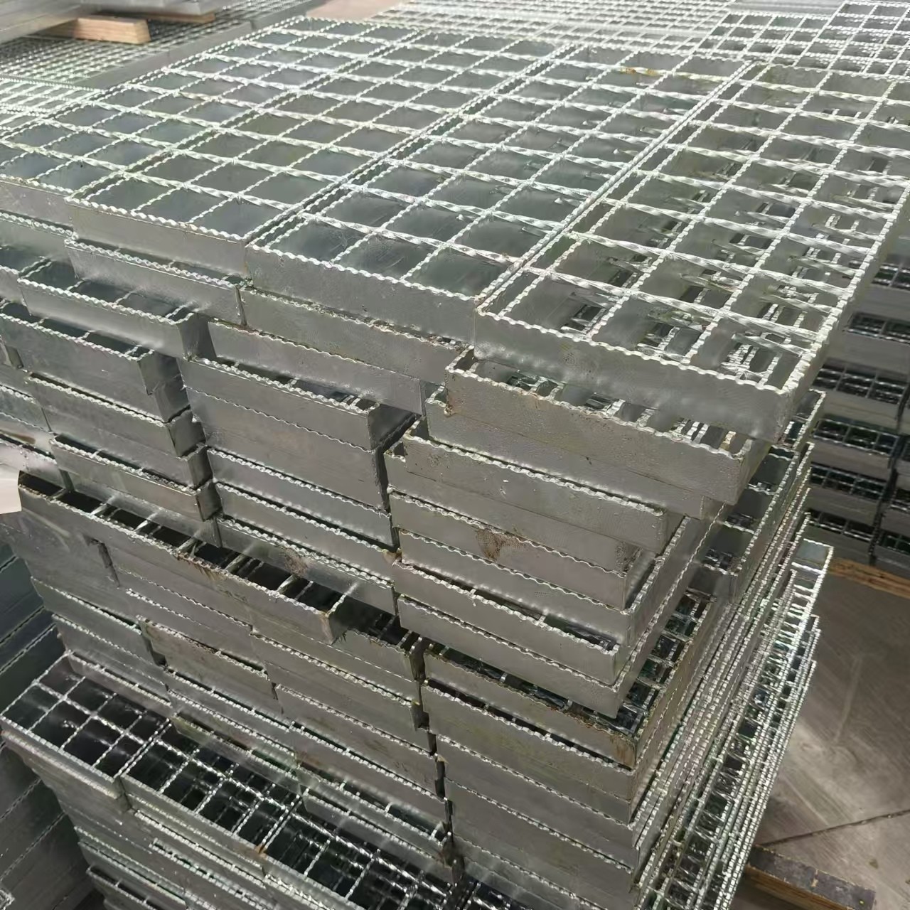 Heavy Duty Anti Slip Metal Grating Serrated Steel With Galvanized Surface