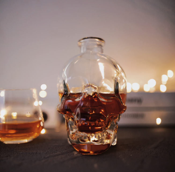Customized Lead-free Glass Skull Prop Whisky Bottle with Cork 700ml and Customized Logo