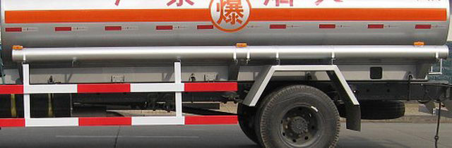 Double Seats 4x2 Fuel Tank Truck SINOTRUK HOWO 5m3 With Engine Chaochai And Cab 2080