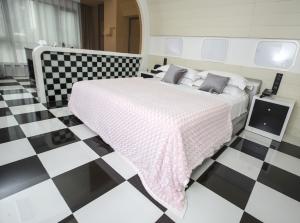 Wholesale Polyester Microfiber Printed Flannel Sheet Blanket , Knitted Flannel Fleece Blanket from china suppliers
