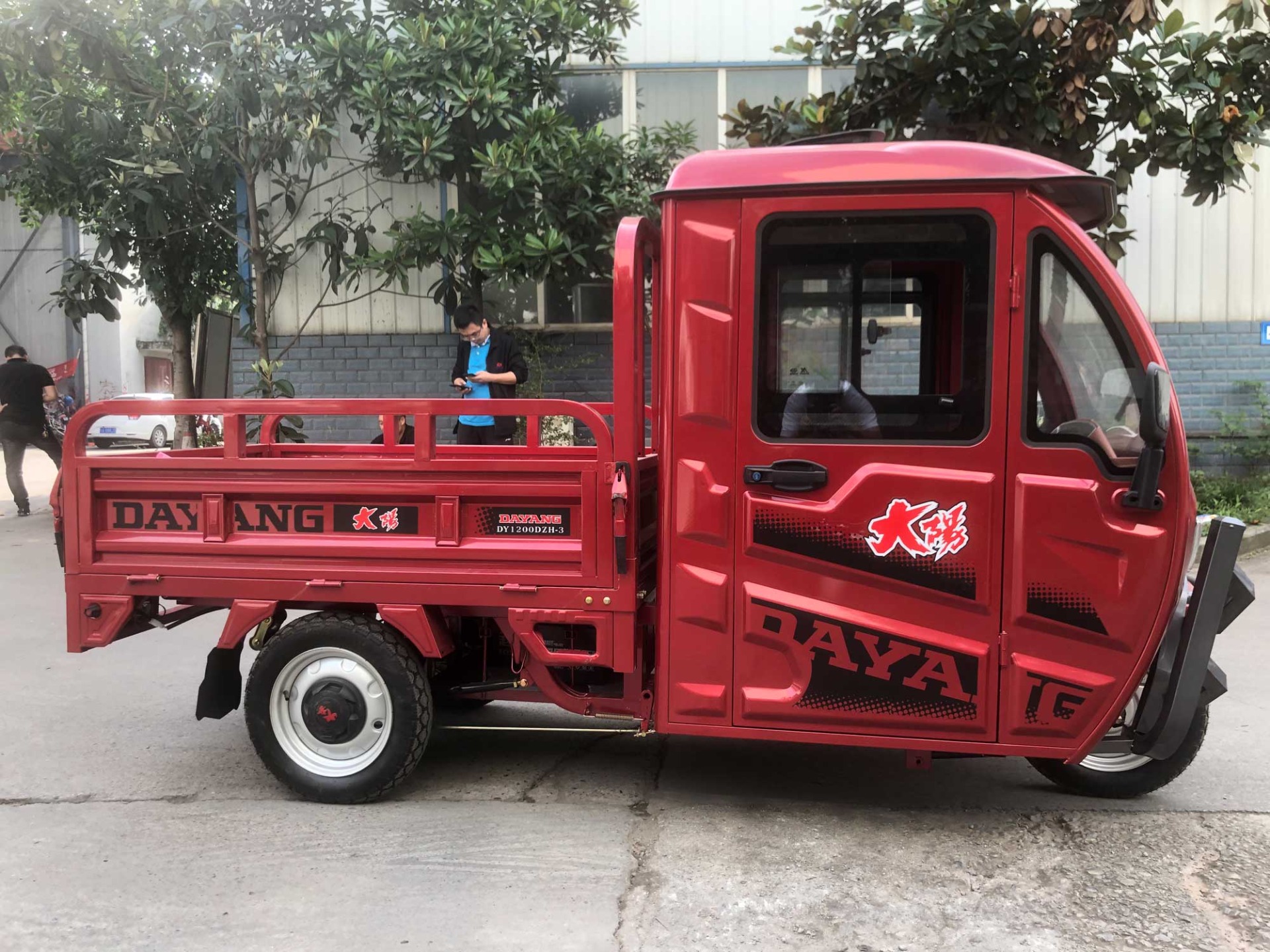 Electric Cargo Tricycle Motorized Tricycles 3 Wheel DY3-150 with Max Speed of 45km/h