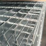 Thermal-Insulating Steel Gratings: Energy-Efficient and Comfortable