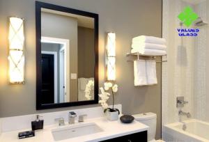 Wholesale Square Shaped Contemporary Silver Wall Mirror Long Service Life Ultra Clear Glass Material from china suppliers