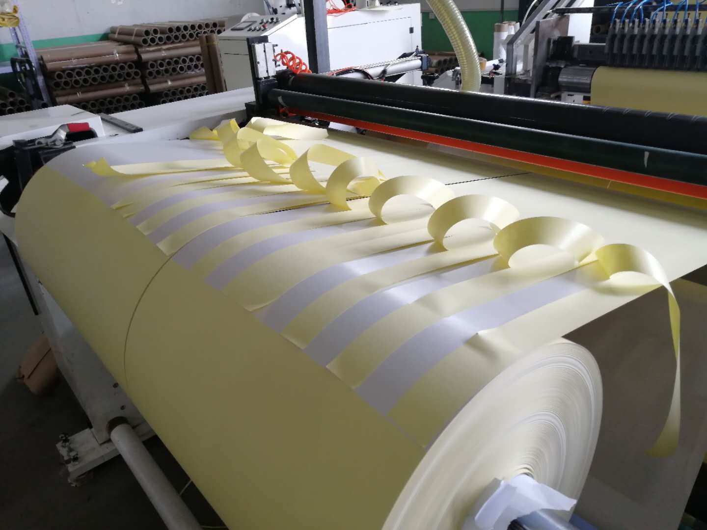 Customized Size Glossy Self-Adhesive Sticker Paper Roll with Anti-Curl Technology