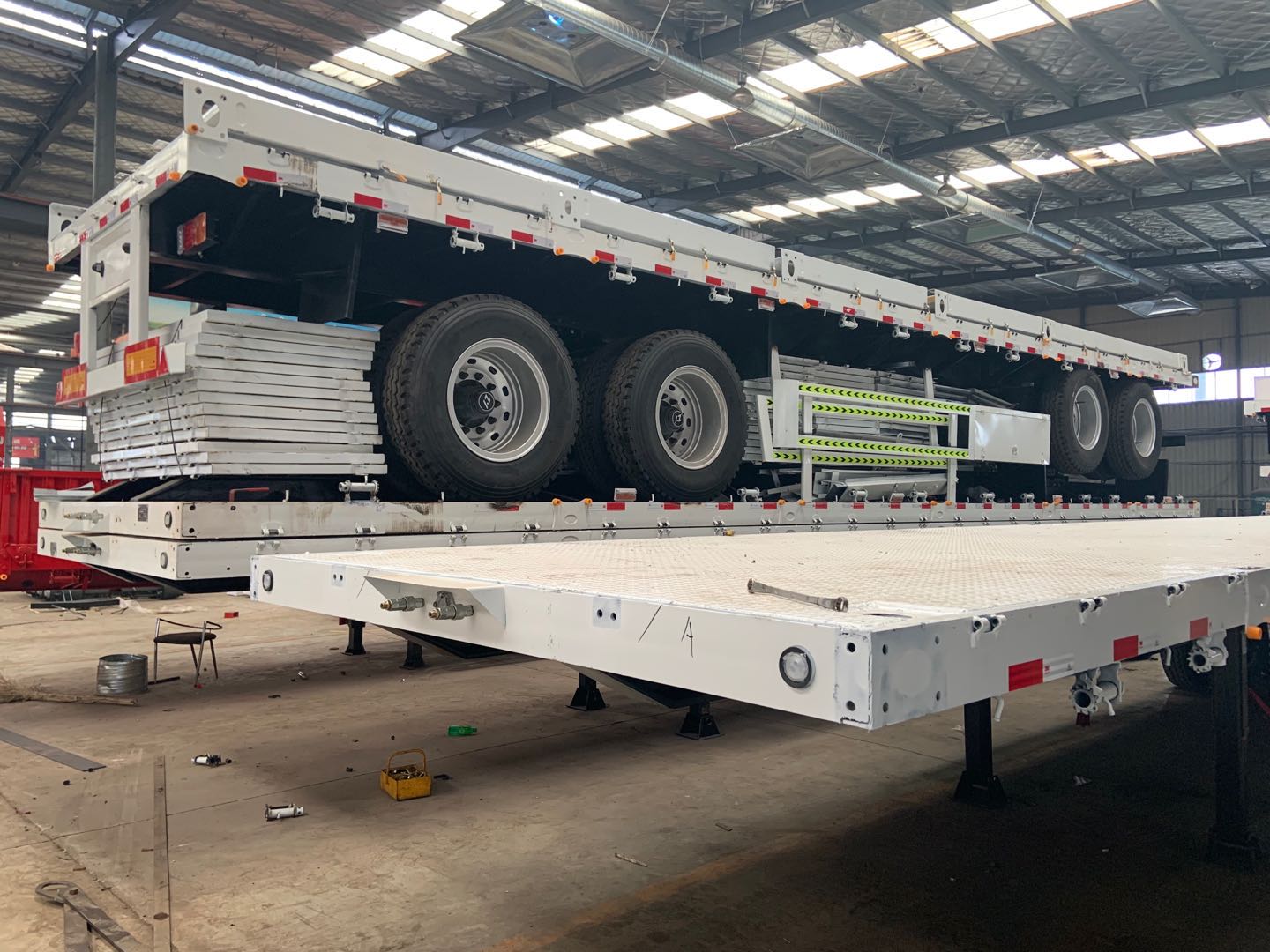 Japan Market Semi Truck Flatbed Trailer with 80T Max Payload and Hydraulic Ladder
