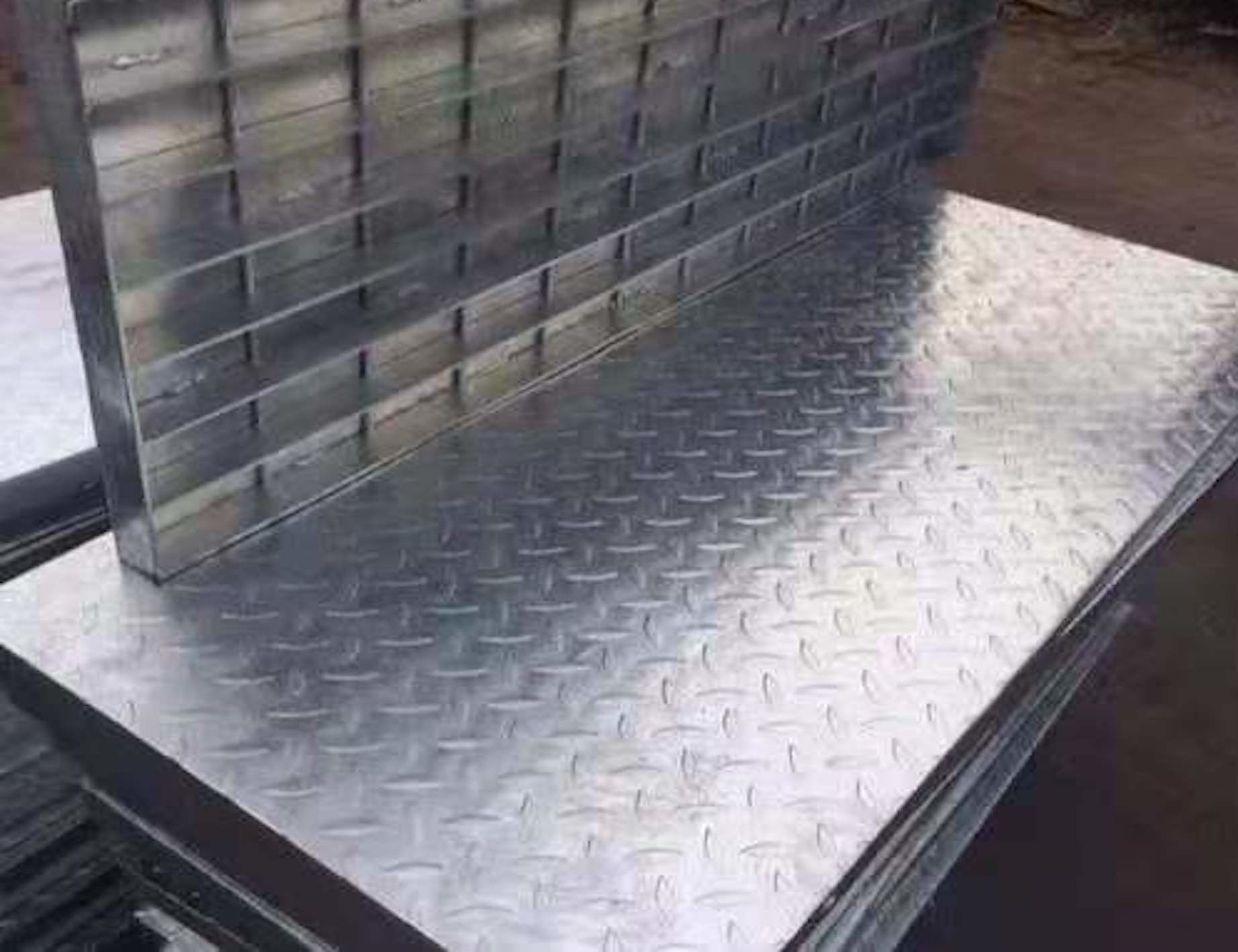 SUS201 20mm 60mm Metal Mesh Grating Vertical Metal Grate Walkway 50mm