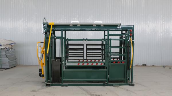 Livestock Equipment Cattle Squeeze Chute Premium Automatic Vet Crush With Chin