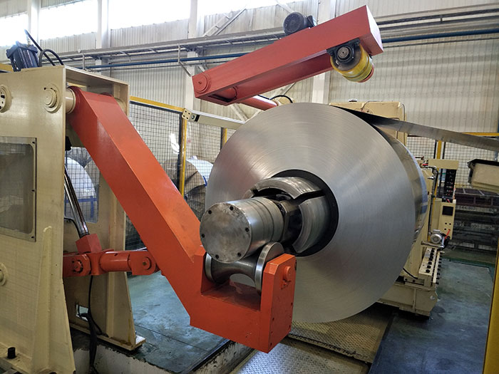 yaw servo feeder