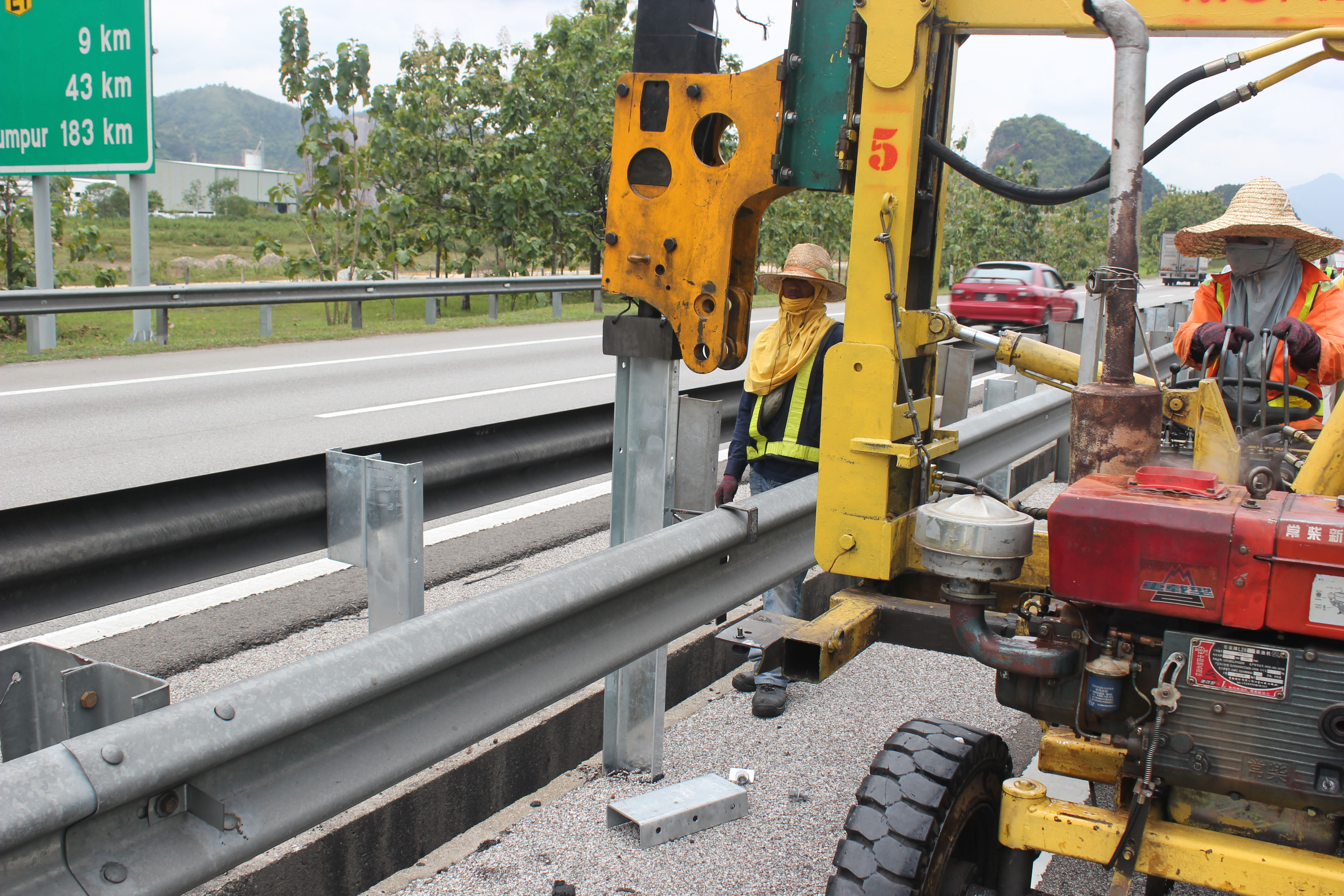 High Resistant W Beam Steel Safety Barrier Guard Rail with ISO9001 2000 Certification