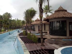Wholesale Grey PVC Material Component Simulation Thatched Roof Plastic Tile for Garden Roofing from china suppliers