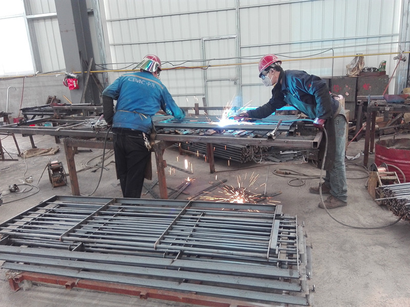Hot Galvanied Steel Pig Farming Equipment , Pig Sow Stalls For Fattening Hog
