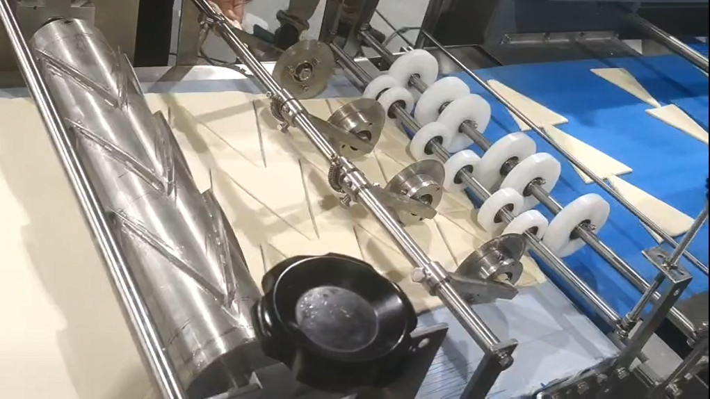 2KW Commercial Croissant Making Machine Compact Croissant Shaping For Small Business