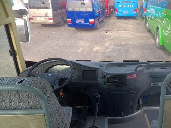 2nd Hand Coach 47 Seats Sealing Window Air Conditioner EURO III Yuchai Engine 10.5 Meters Young Tong ZK6100