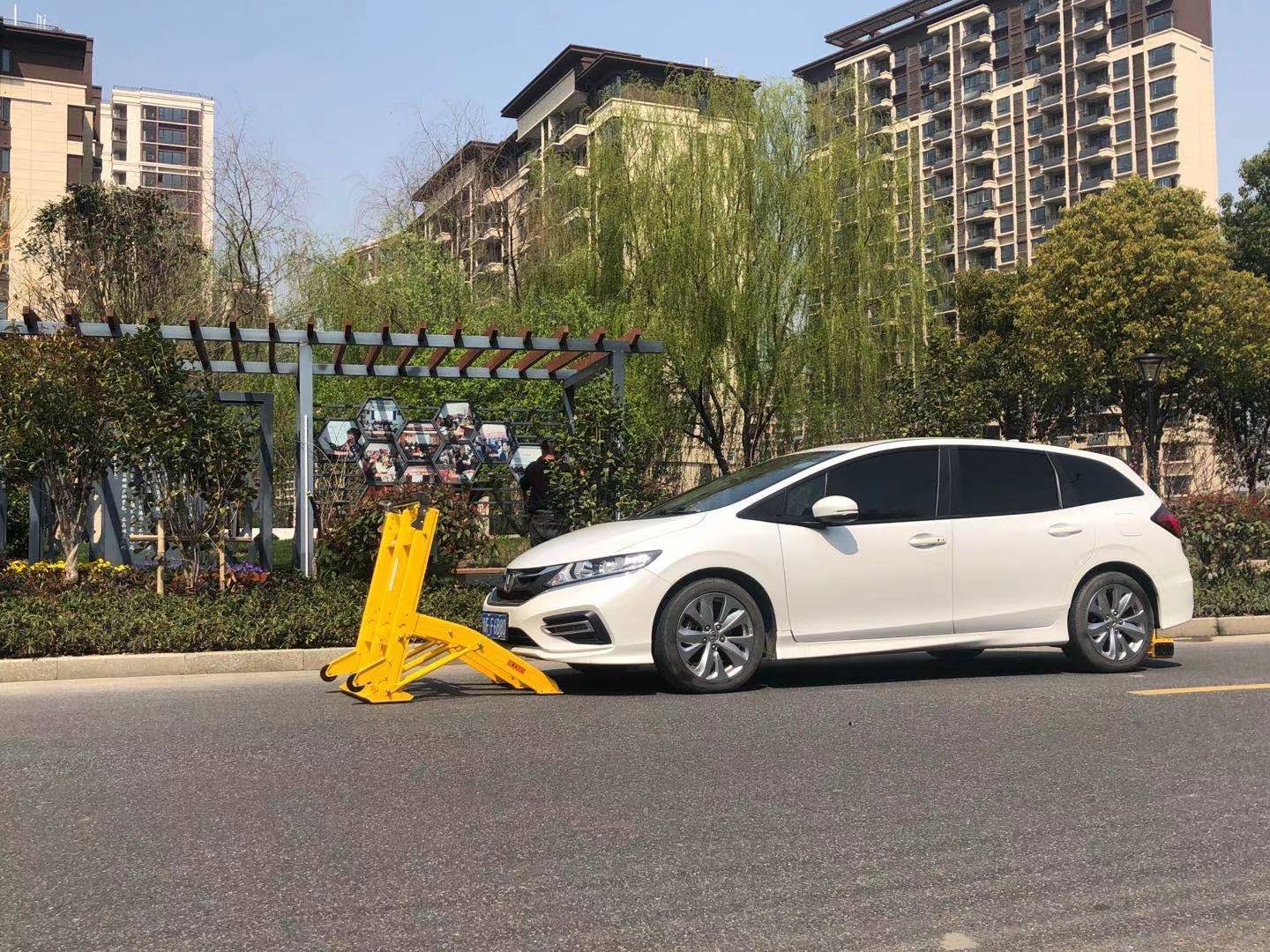 Mobile Vehicle Barrier providing a solution for temporary and permanent vehicle access control in commercial and public spaces