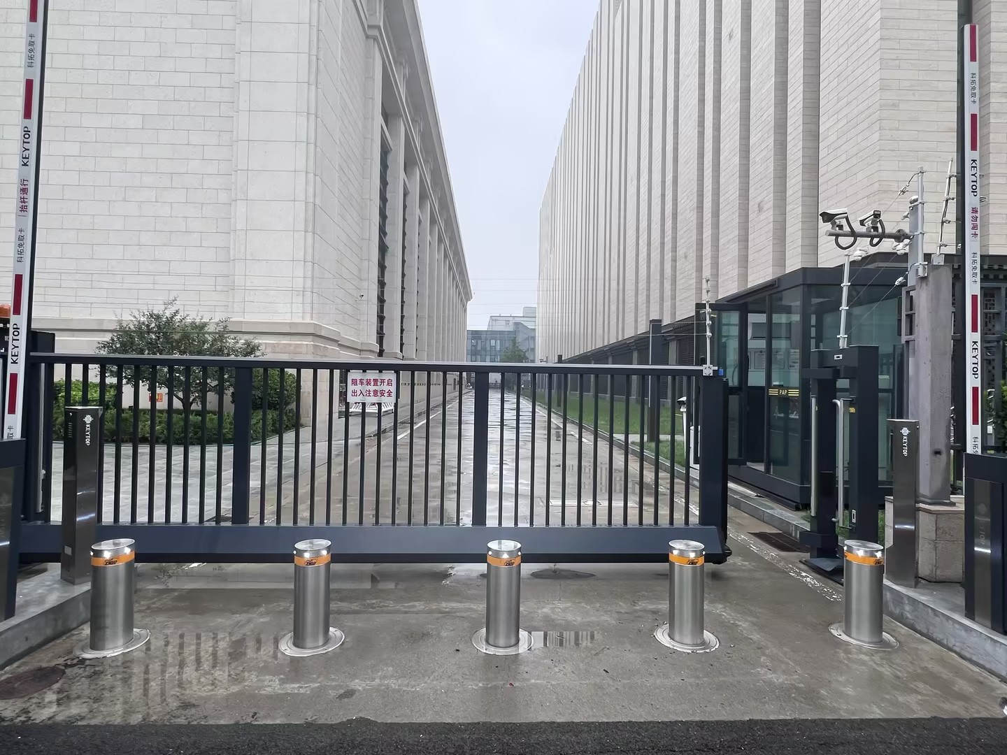 how do hydraulic bollards work