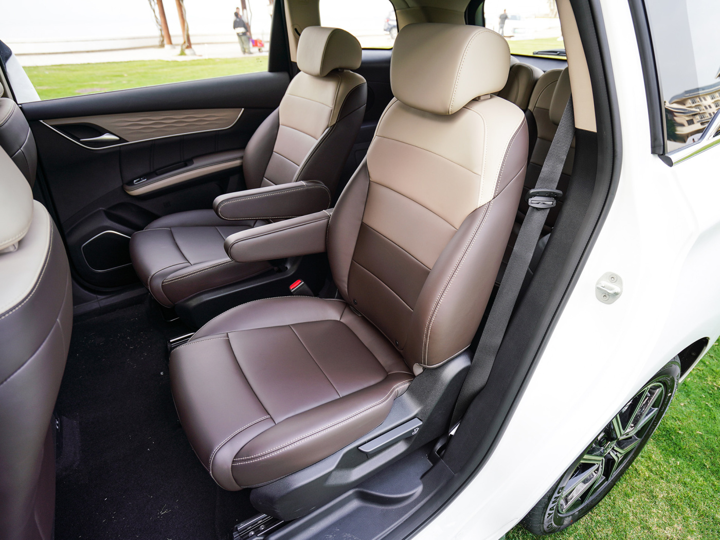 Single Dark Electric Cars with 108kwh Lithium Iron Phosphate Battery and Multi-function LED BYD Automatic Left Drive
